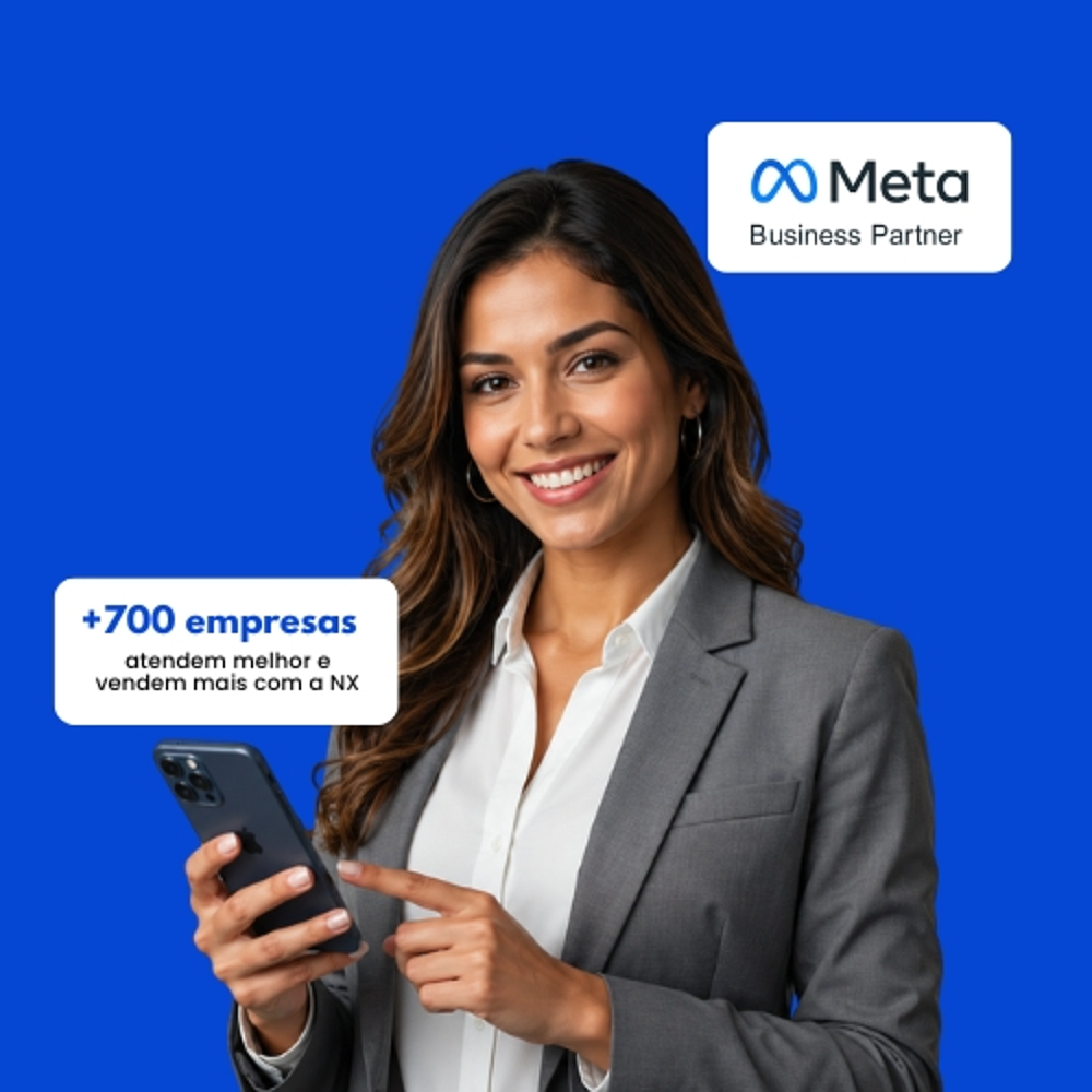 Especialistaa NX sorrindo segurando o celular, com selo Meta Business Partner e +700 empresas